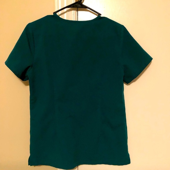 Wear Figs Casma™ Three-Pocket Scrub Top - Picture 3 of 3